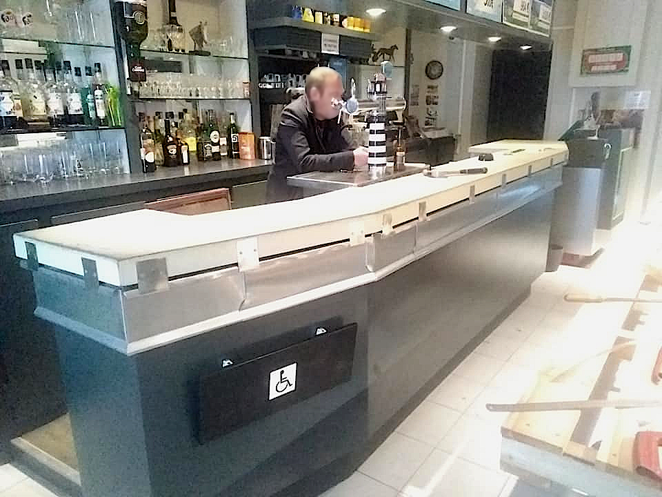 Travail de rénovation de bar avec comptoir en zinc. Couverture Delalande, spécialiste en installation de surfaces en zinc.